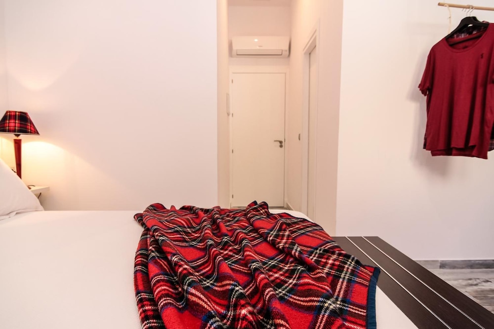 The 8 Rooms House 24/37