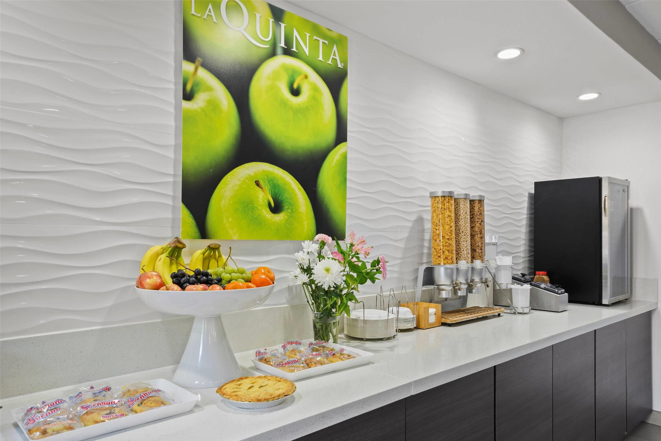 La Quinta Inn & Suites by Wyndham Sturbridge 15/50