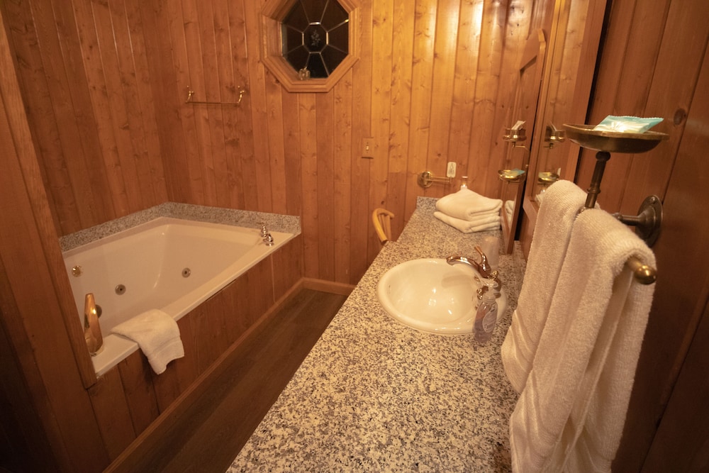 Tucker Peak Lodge 38/64