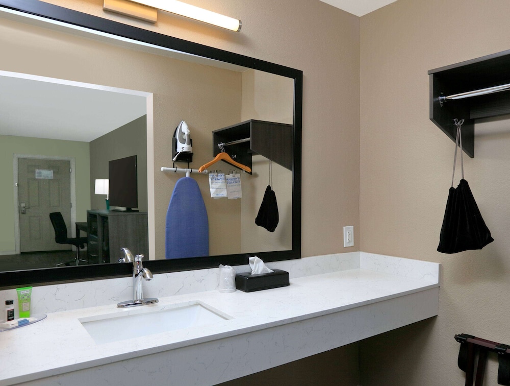 Super 8 by Wyndham Victoria TX 20/20