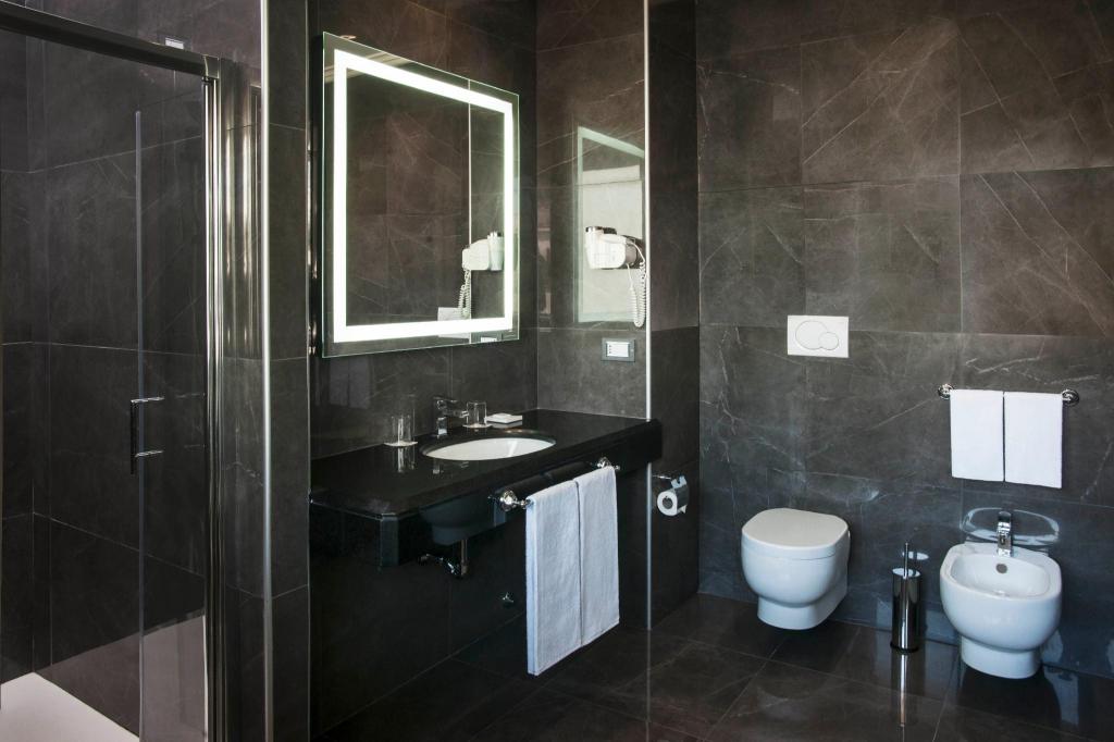 جناح بسرير كينج بشرفة مع أريكة، Radisson Blu Ghr Hotel Rome 4/5