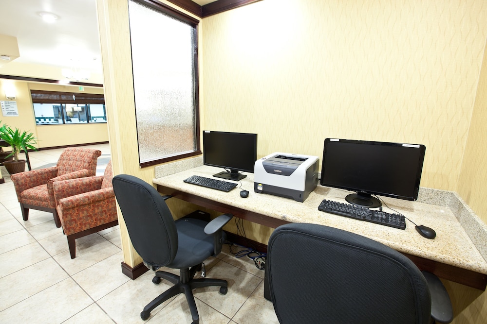 Holiday Inn Express Hotel Suites Plymouth 68/82