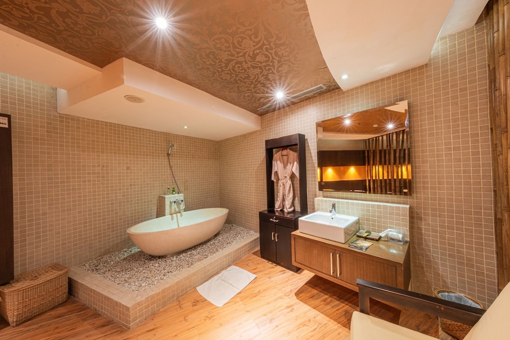 Grand Jatra Hotel 69/70