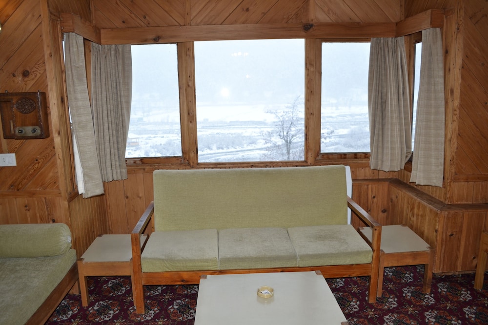 PAHALGAM HOTEL 32/39