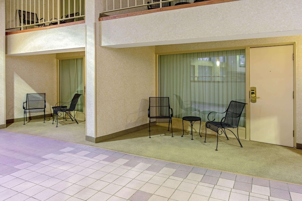 La Quinta Inn & Suites by Wyndham Appleton College Avenue 37/49