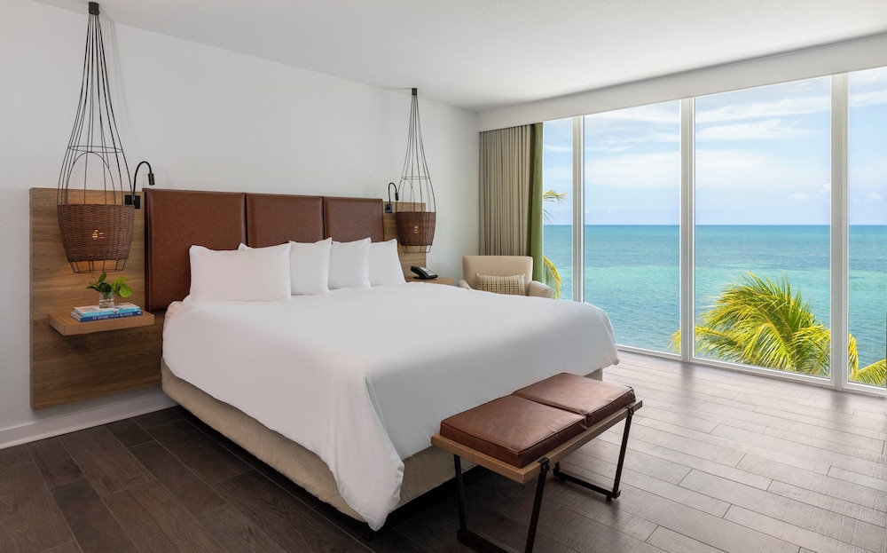 Suite, King Bed, Ocean Front, Sofa