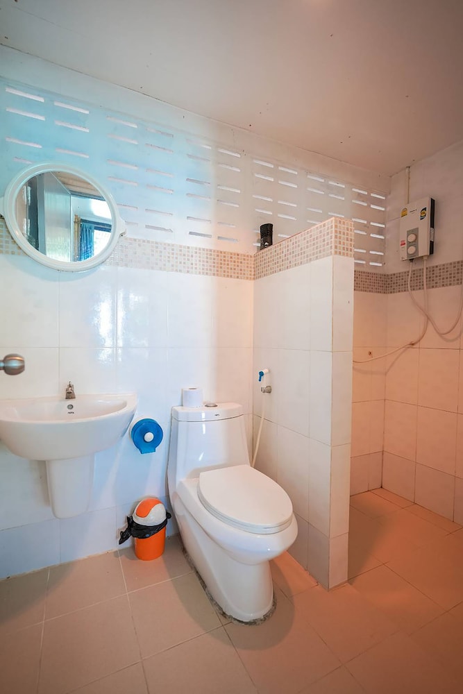 Phi Phi Cozy Seafront Resort 66/67