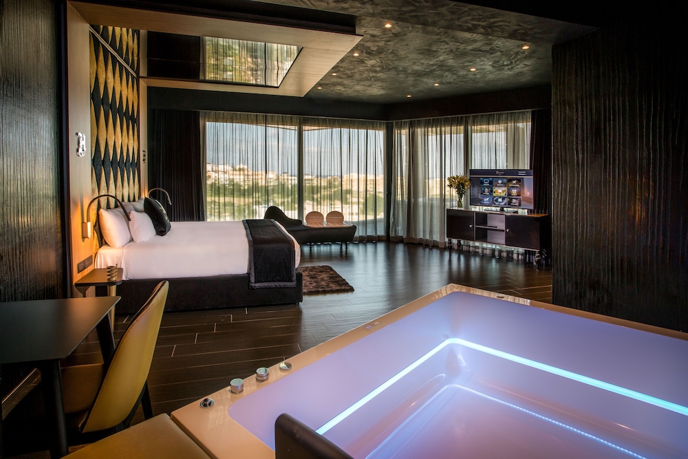 H Hotel Adults Only 34/68
