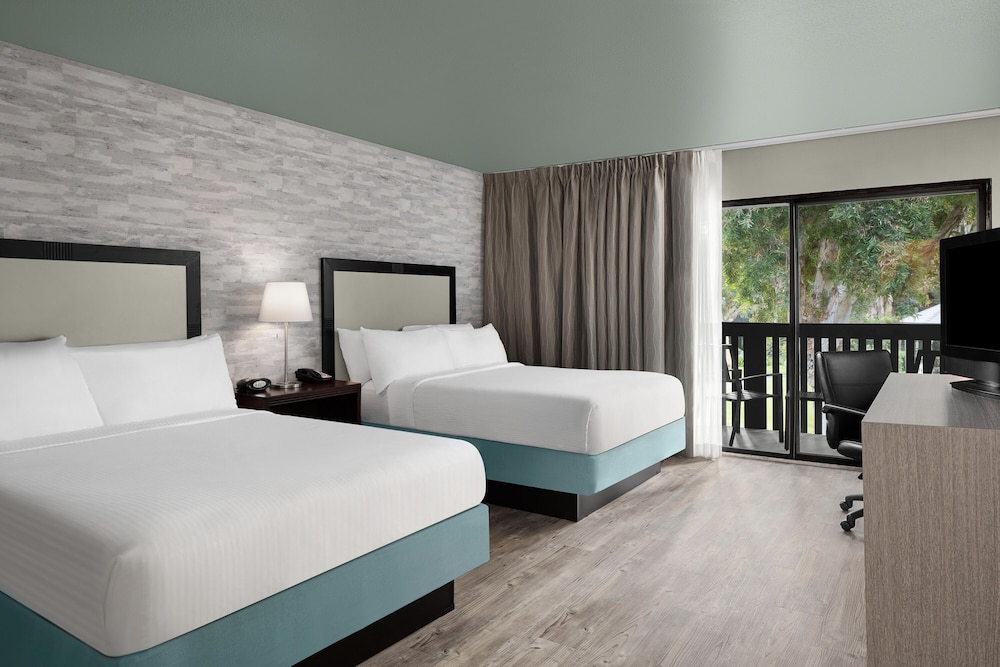 DELUXE, 2 QUEEN BEDS, COURTYARD VIEW, BALCONY