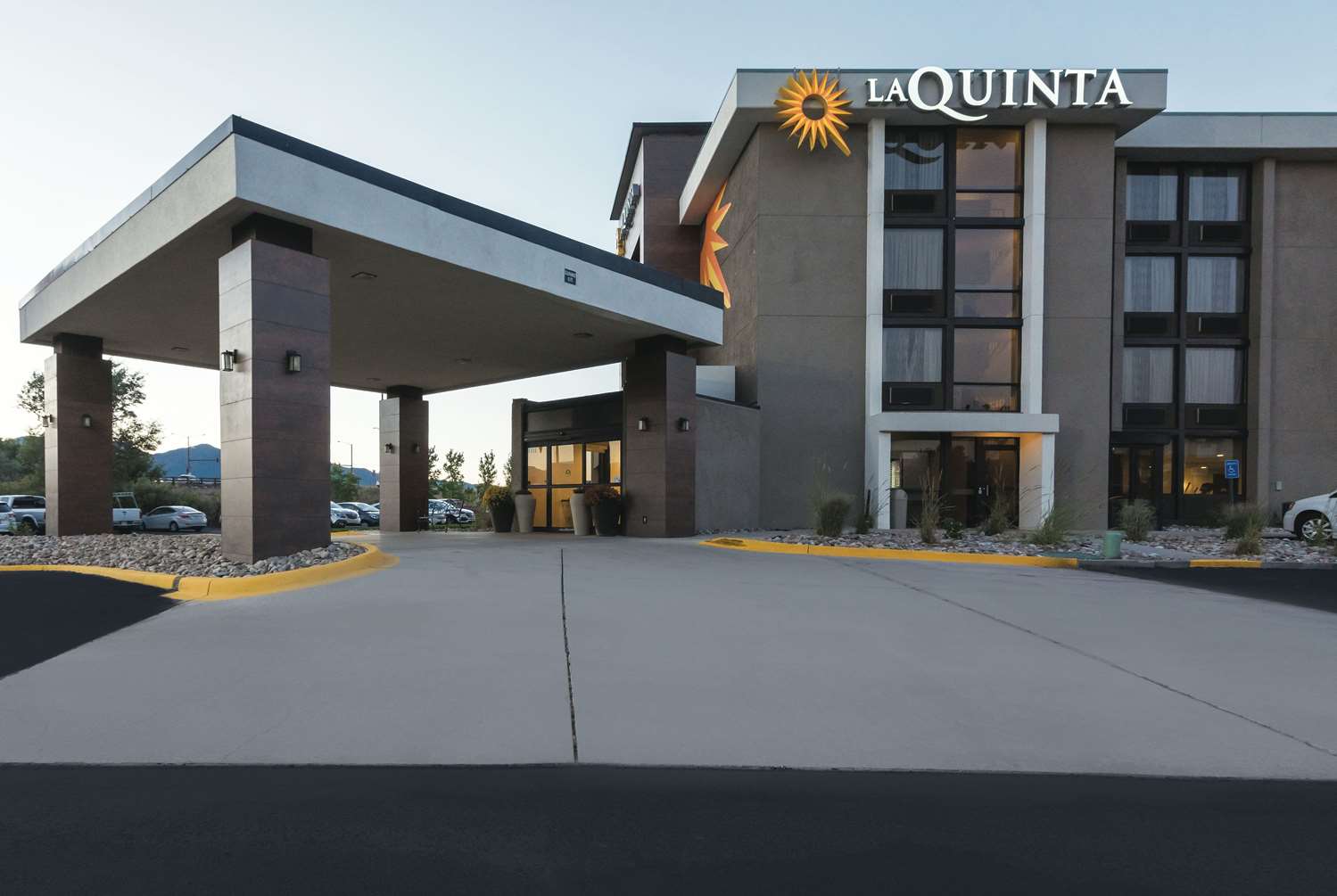 La Quinta Inn and Suites by Wyndham Colorado Springs North 17/18