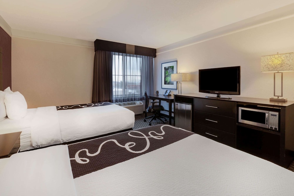 La Quinta Inn & Suites by Wyndham Detroit Utica 39/49