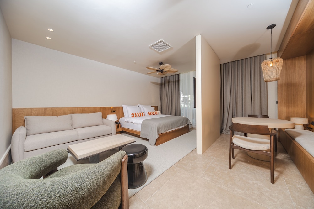 Infinity Hotel & More 24/49