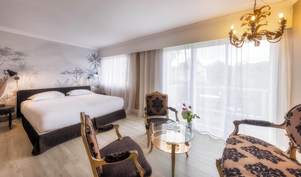 Relais and Chateaux Hotel La Reserve 13/37