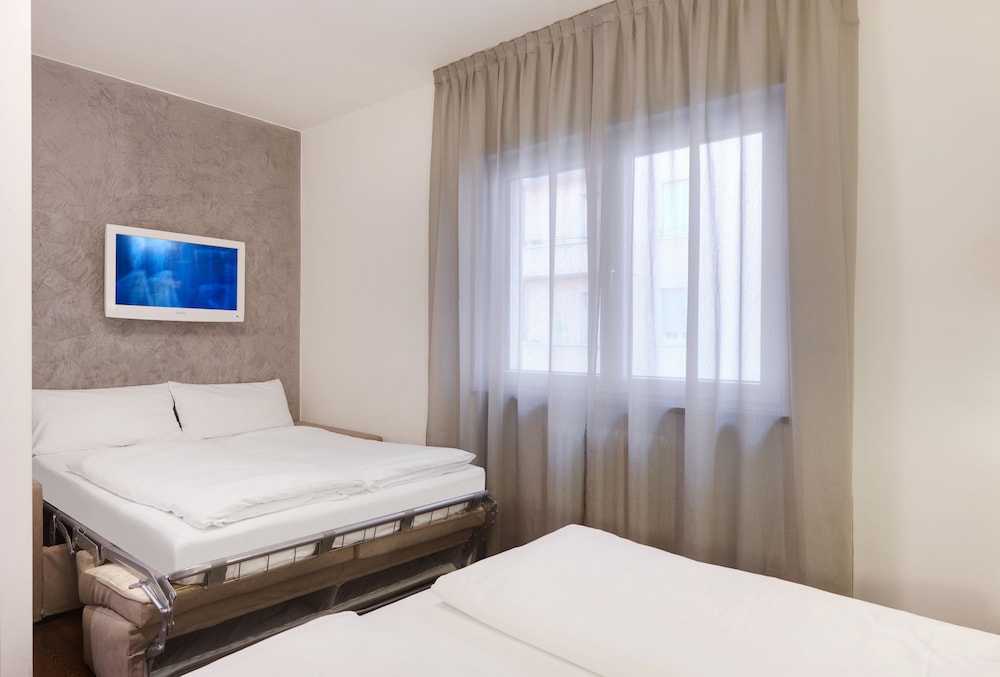 Hotel Asterix 10/28