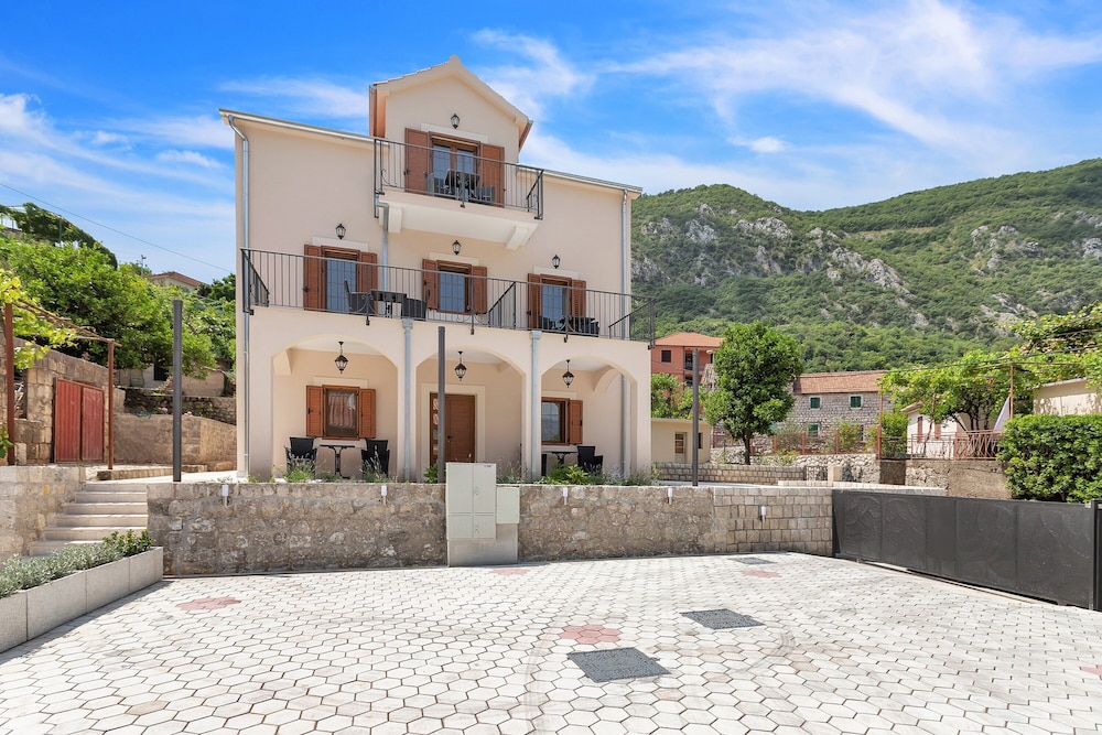 Apartments Mezini 11 4/50