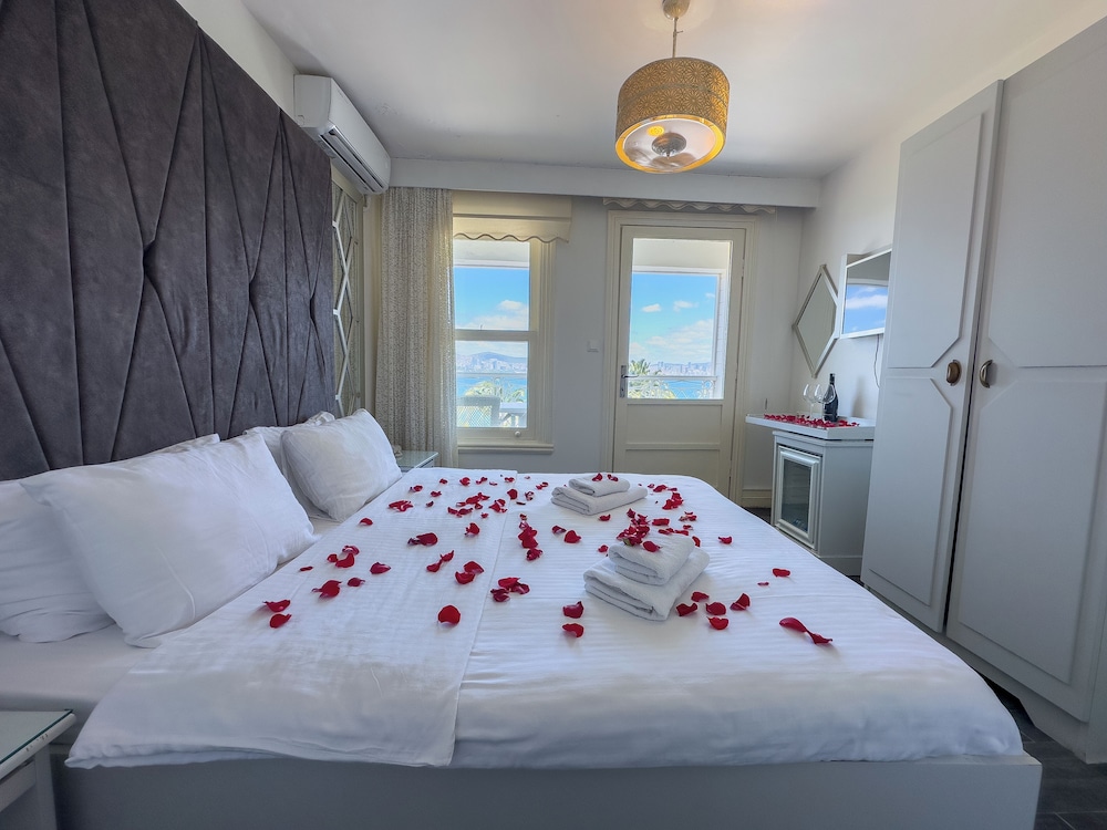 DELUXE, DOUBLE BED, SEA VIEW