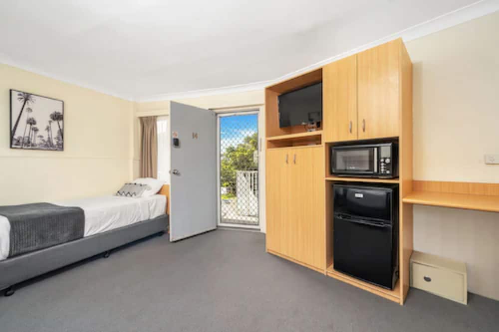 MOTEL 617 37/66