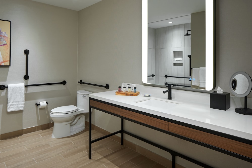 JUNIOR SUITE, KING BED, ACCESSIBLE