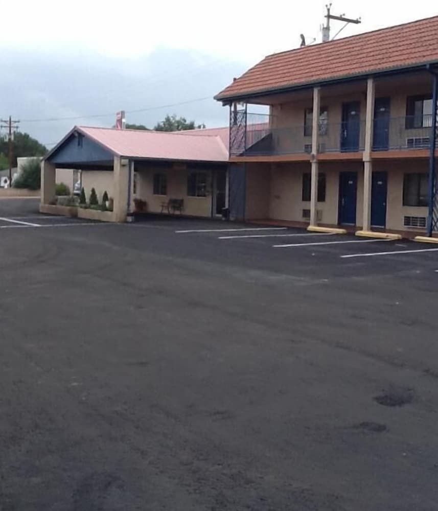 Travel Inn & Suite secondary