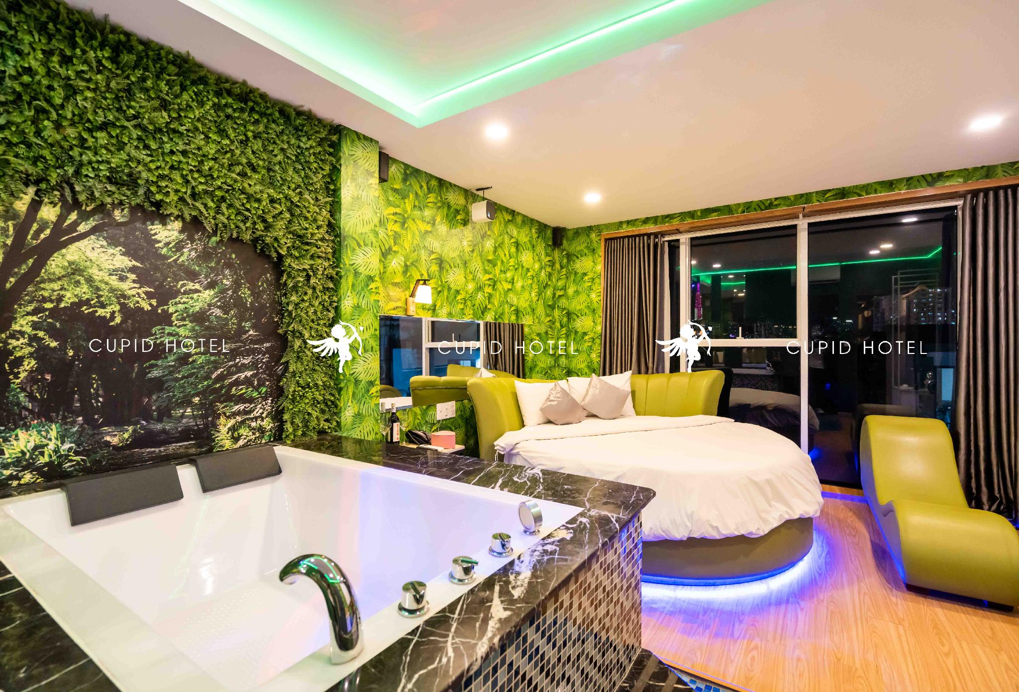 Cinema, Luxury