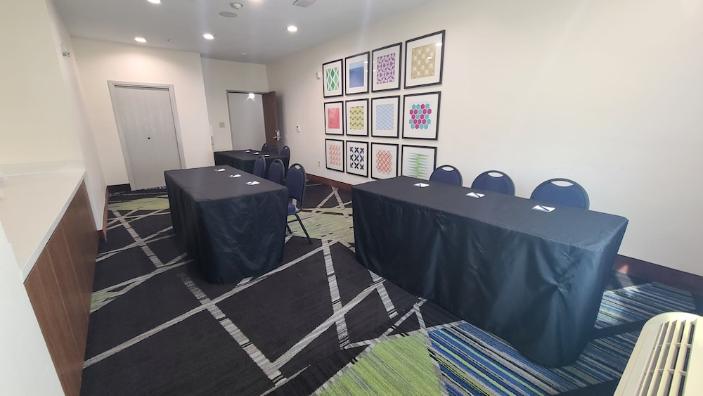 Holiday Inn Express Hotel & Suites San Antonio Nw Near Seaworld 54/76