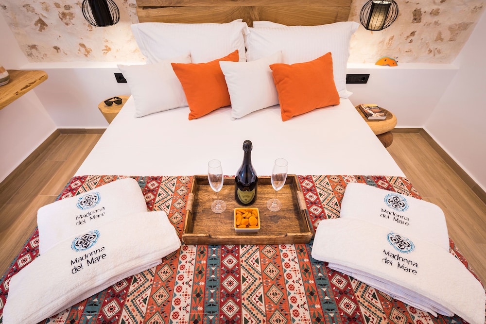1 Bedroom, Suite, Queen Bed, No Balcony, 2 Sofa، Madonna Del Mare 4/7