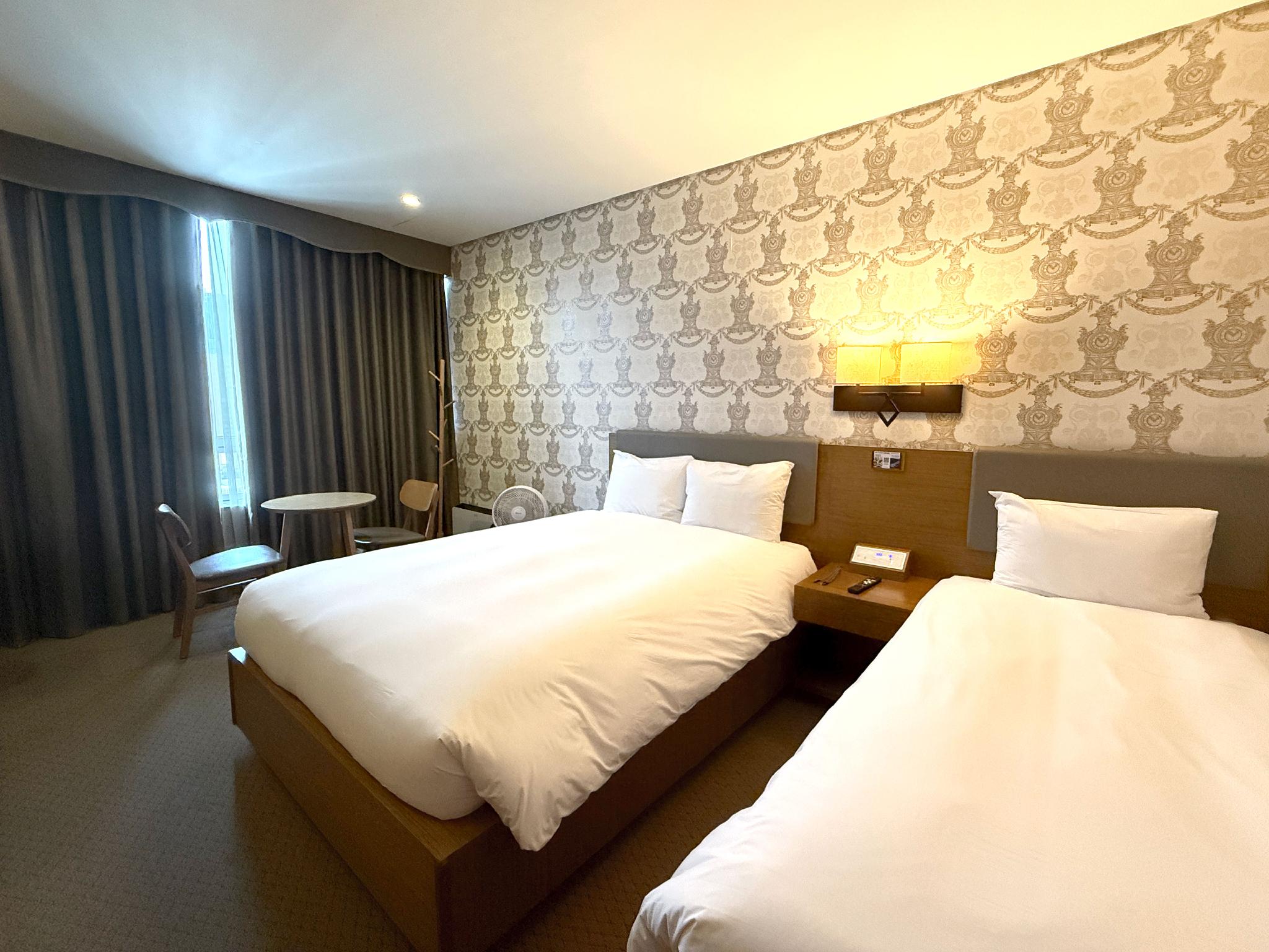 DELUXE, TWIN BEDS