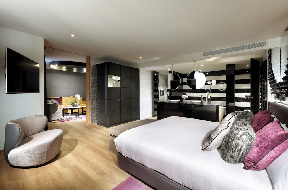 Diamond, Suite, King Bed, Sofa