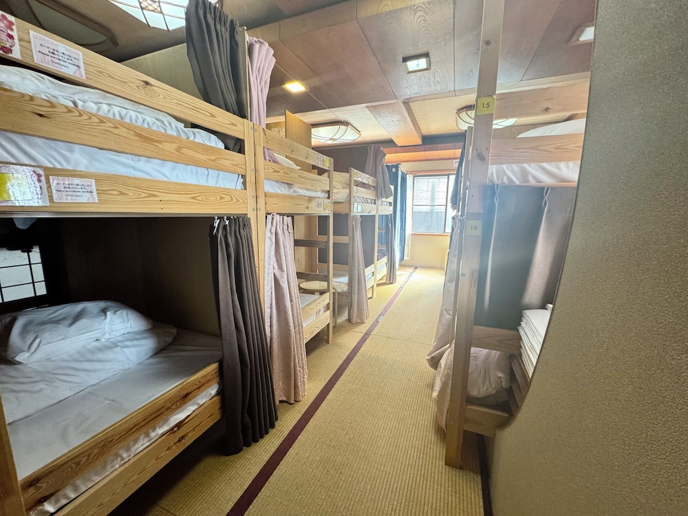 FEMALE DORM, FEMALE ONLY, 16 PEOPLE