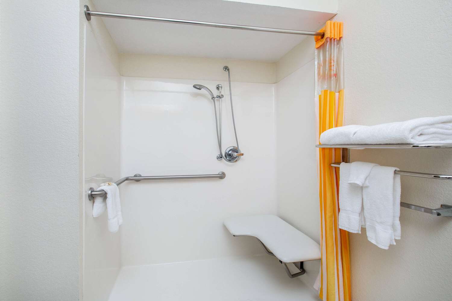 La Quinta Inn & Suites by Wyndham Tulare 40/40