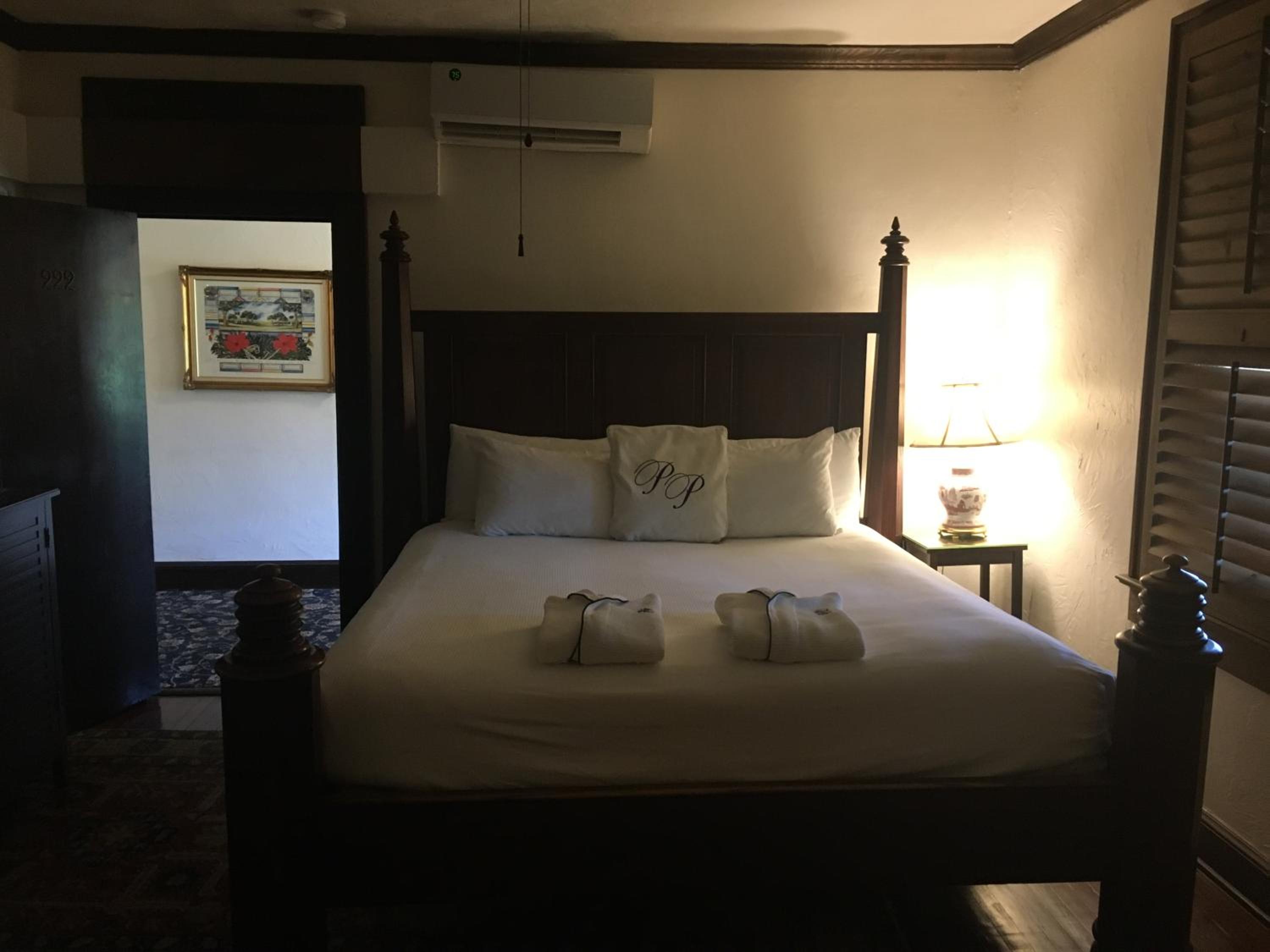 Room, King Bed, Street View, Balcony