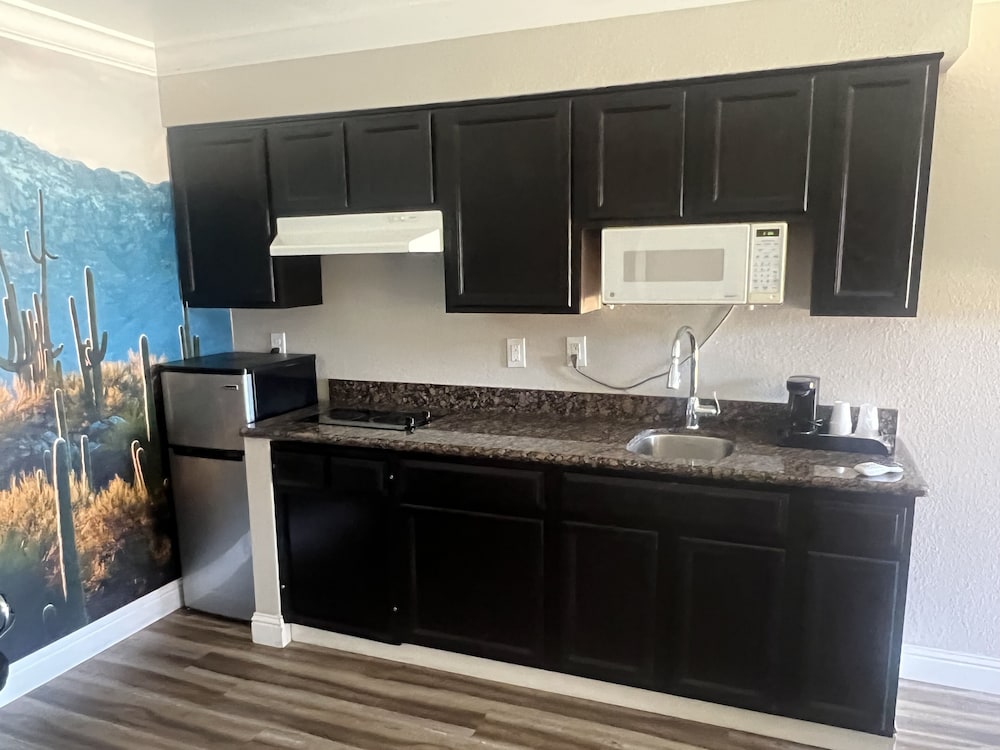 Rodeo Lodge (ex Americas Best Value Inn and Suites-Clovis/Fresno) 11/59