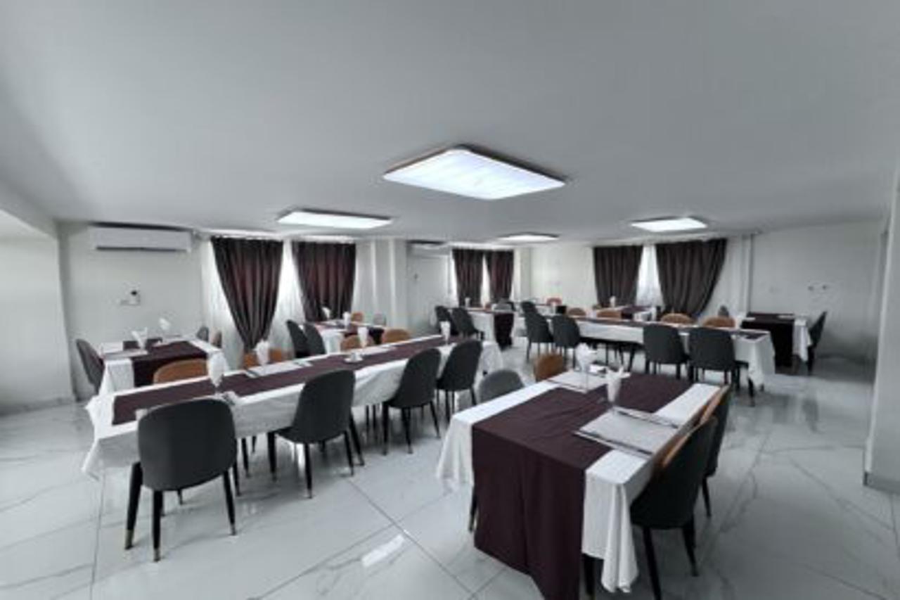 Melia's Hotel 19/22