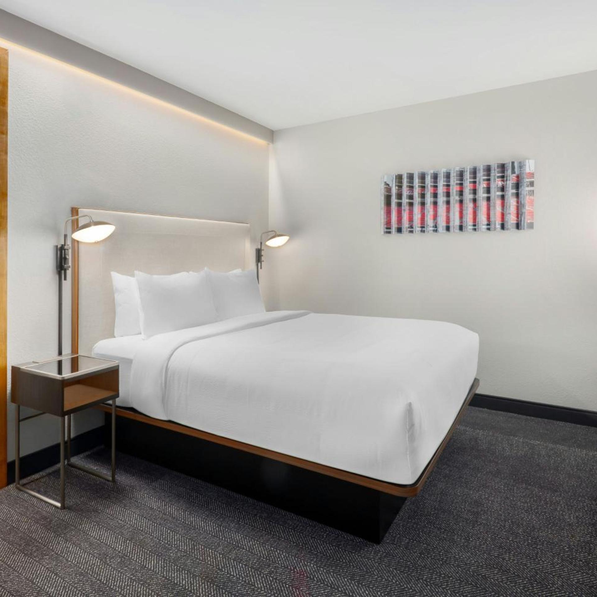 Junior Suite, King Bed, City View, Club Floor