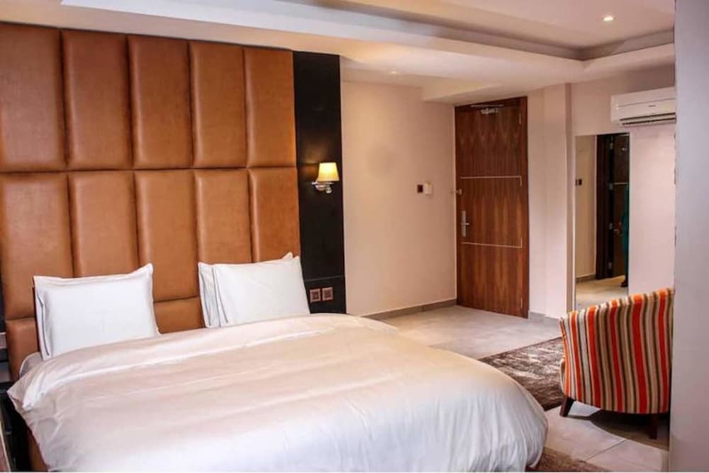EXECUTIVE, QUEEN BED
