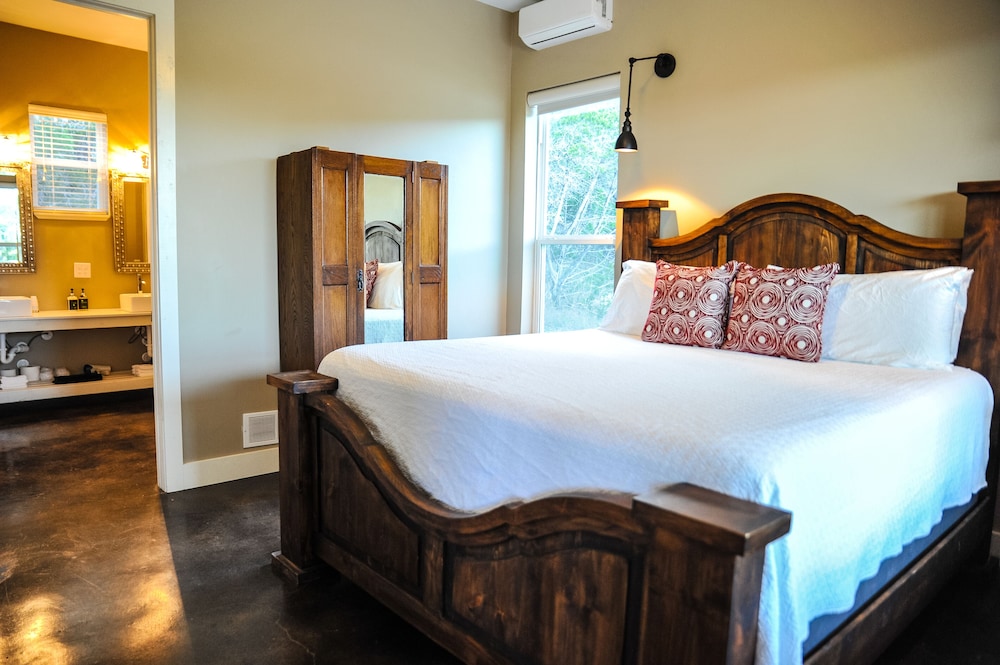 Hill Country Casitas 33/73