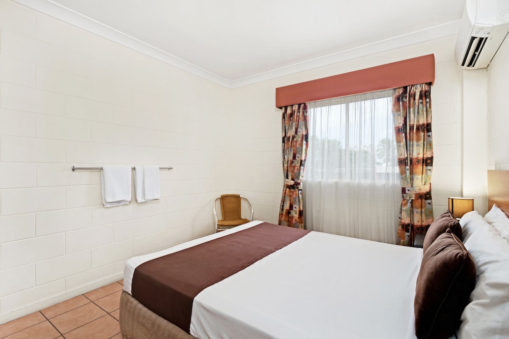 Cairns Queens Court 6/36