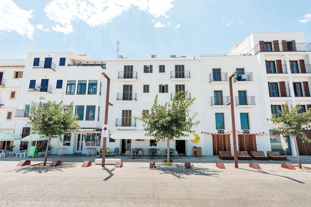 Hotel Ryans La Marina 61/69