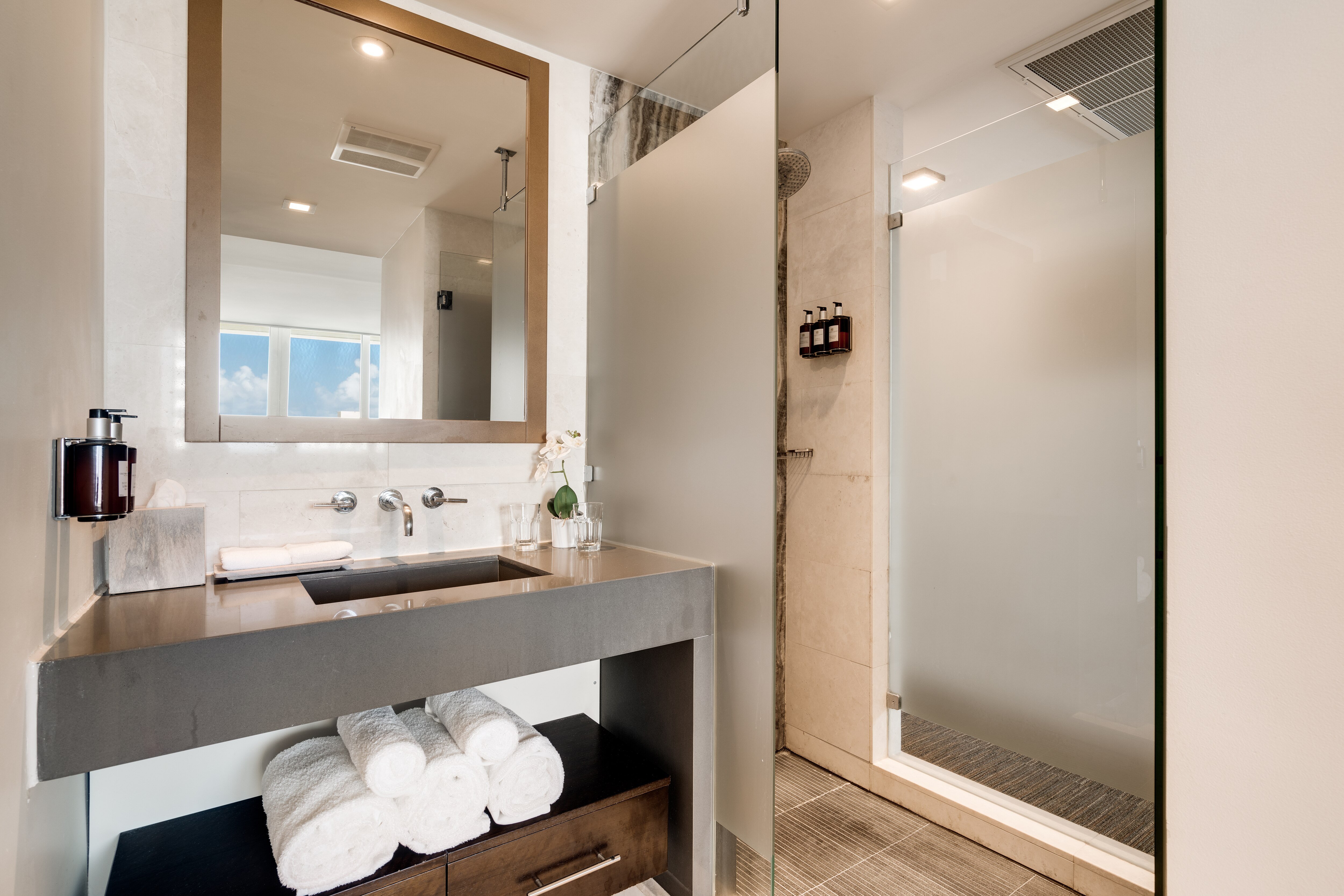 Room, King Bed, Lateral Side Ocean View, Balcony