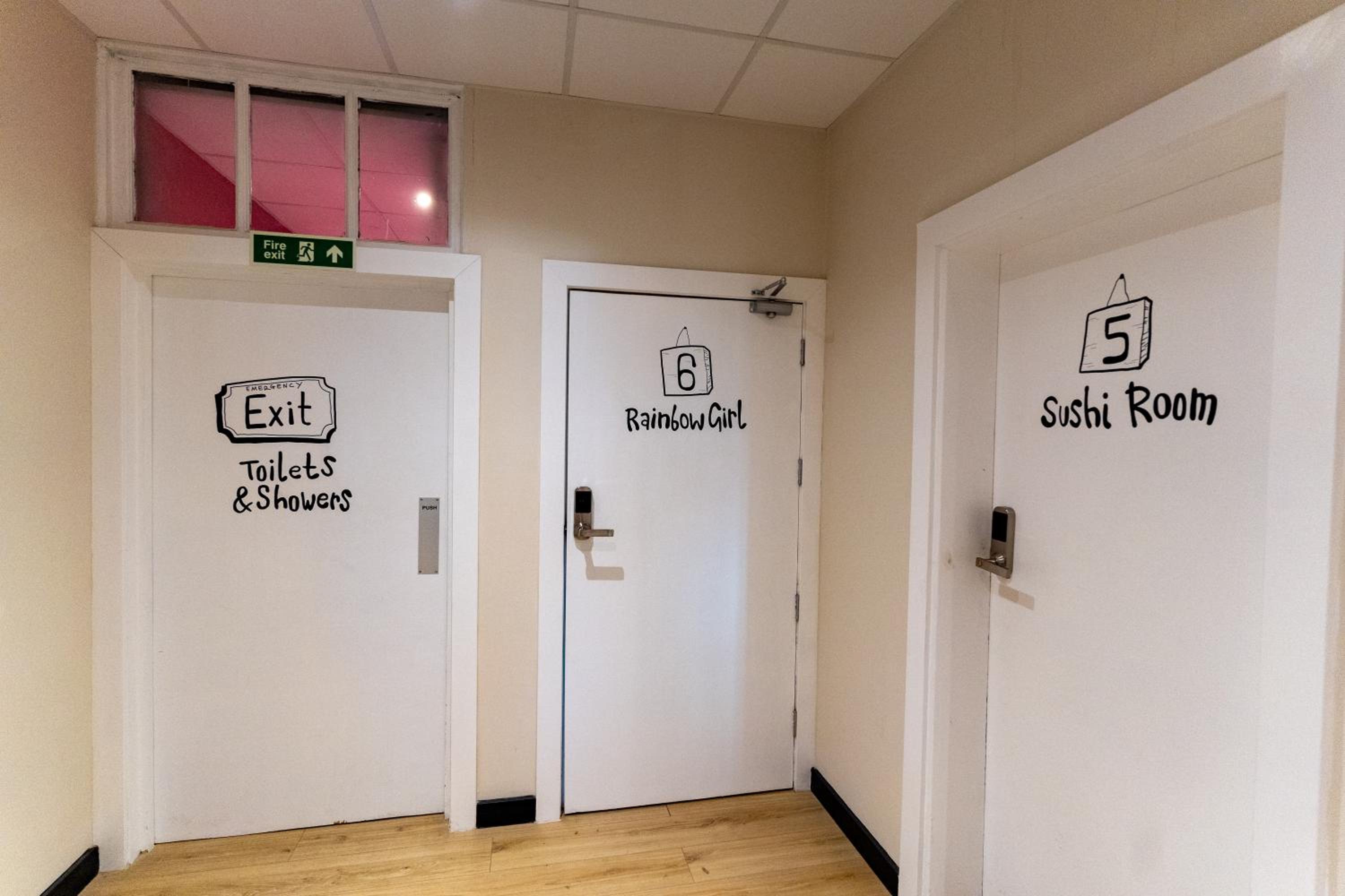 Hostelle - women only hostel London 8/26