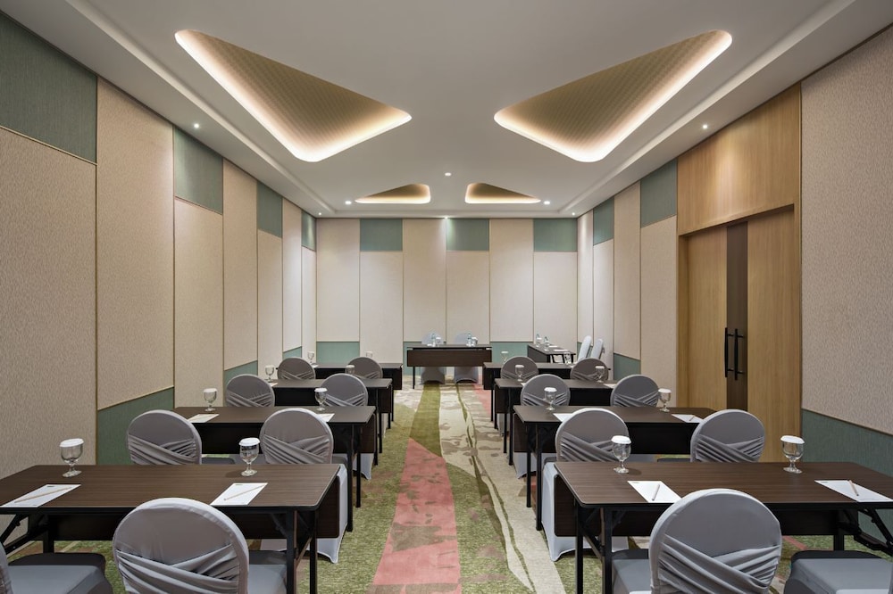 MaxOneHotels at Kota Harapan Indah Bekasi 27/32