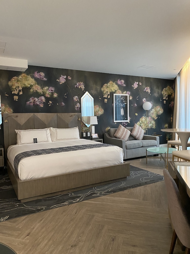 EXchange Hotel Vancouver 24/67