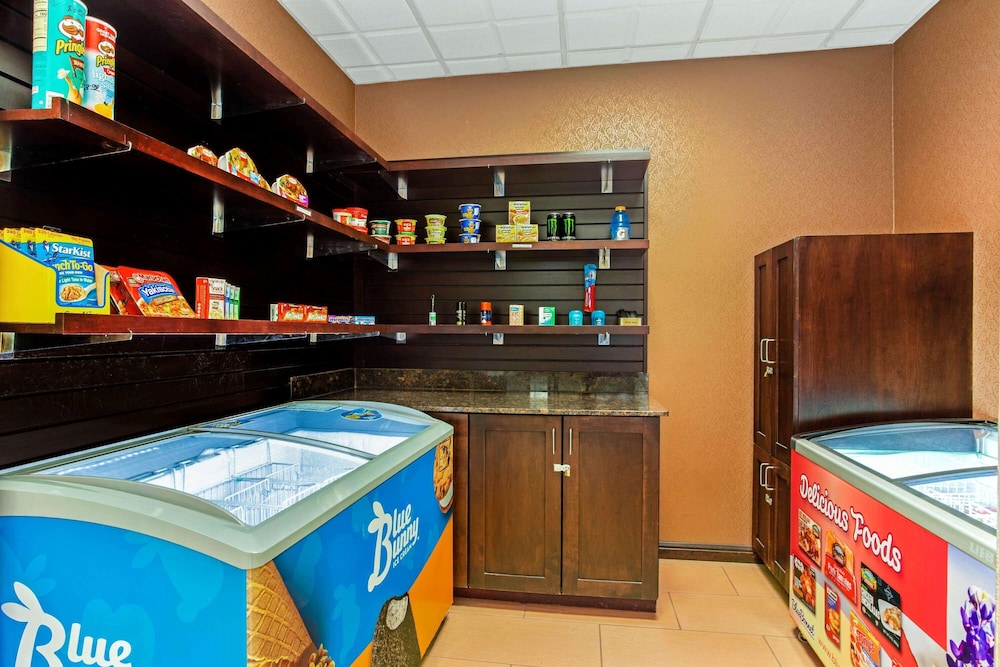 La Quinta Inn and Suites by Wyndham Ft. Worth - Burleson 44/53