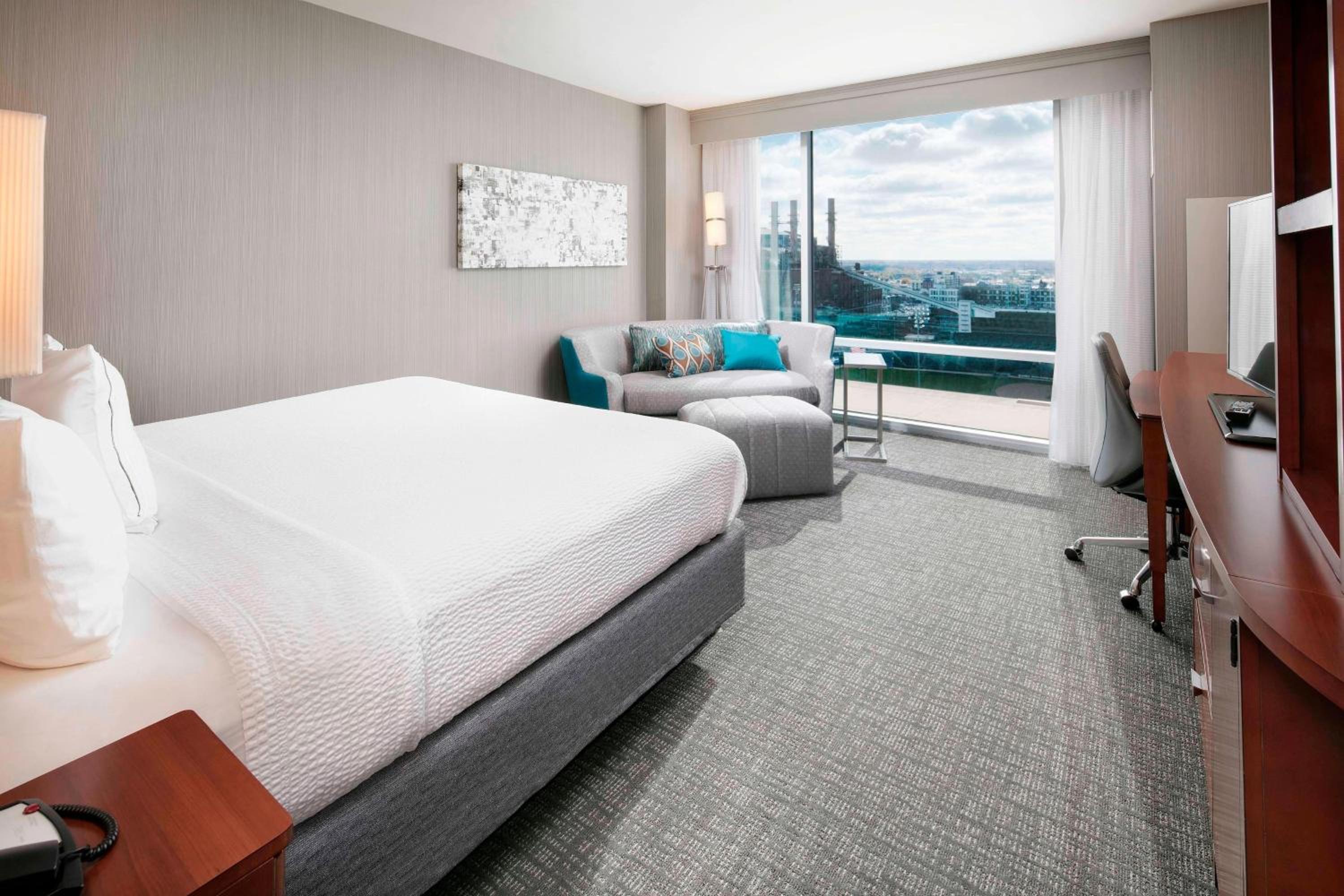 Guest Room, King Bed, Skyline View, Sofa، Courtyard Indianapolis Downtown 2/4