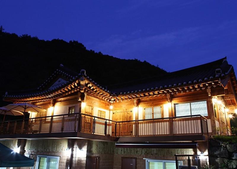 Hongcheon Giwajip Punggyeong Pension 1/7