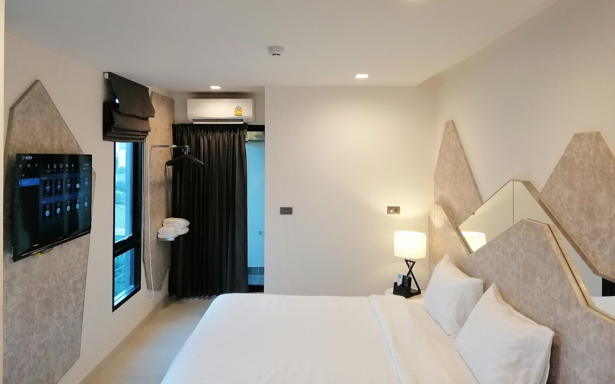 DELUXE, DOUBLE BED