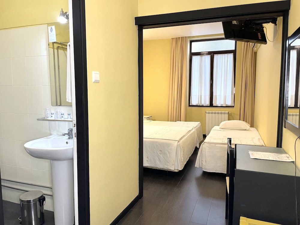 غرفة عائلية بسرير مزدوج وسريرين منفصلين، Universal Hotel 4/4