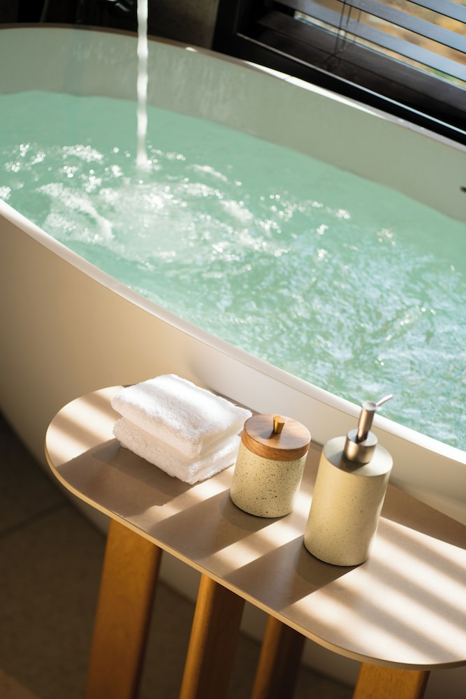 PREMIUM, SUITE, KING BED, SEA VIEW