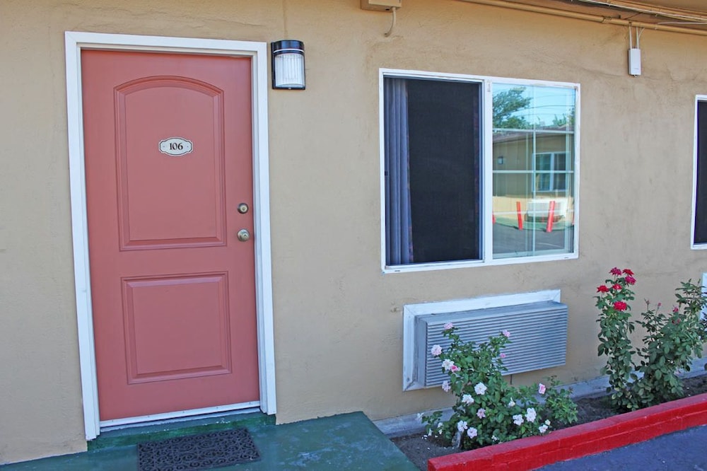 Royla Motel 6/44
