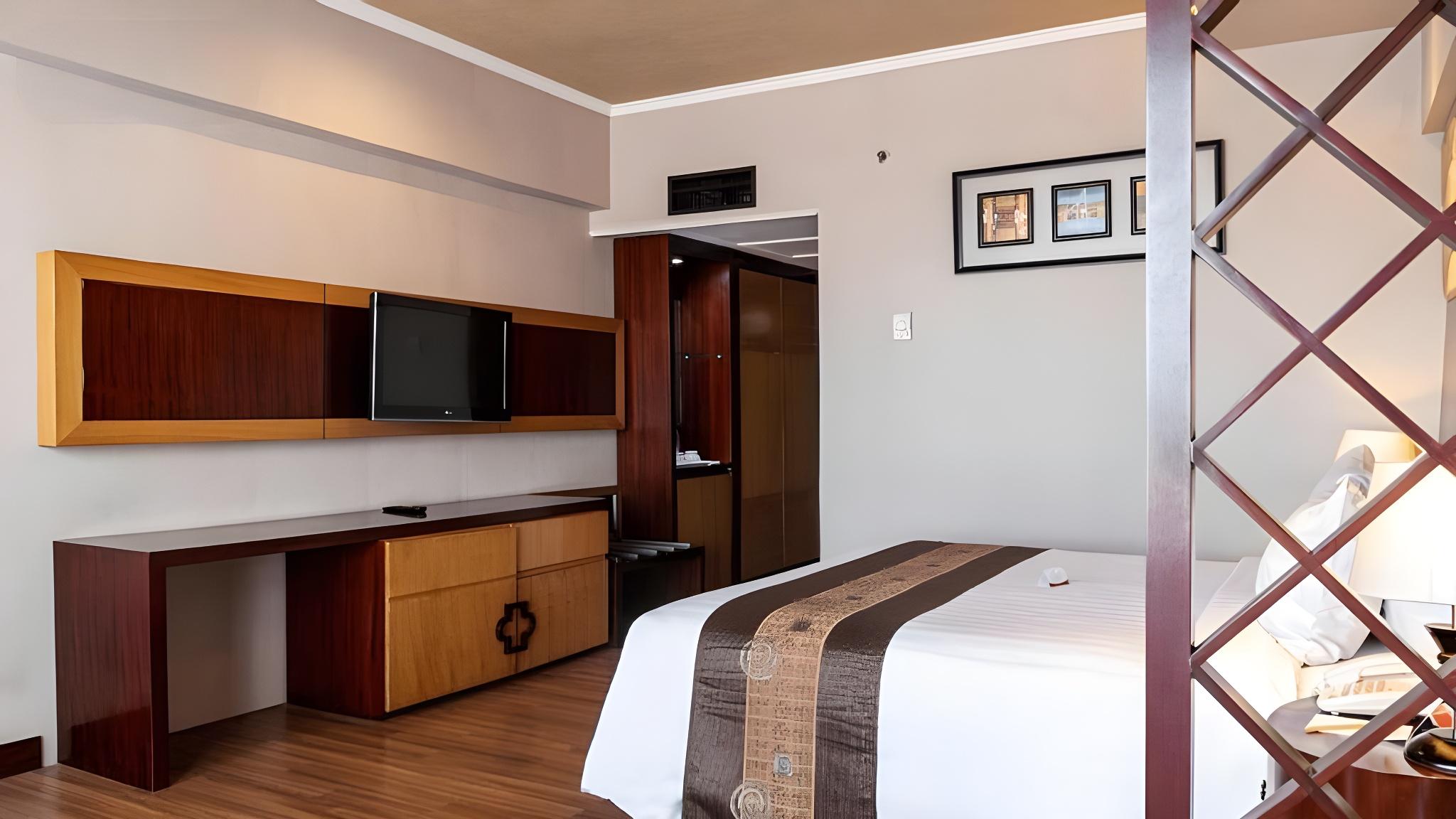 EXECUTIVE, SUITE
